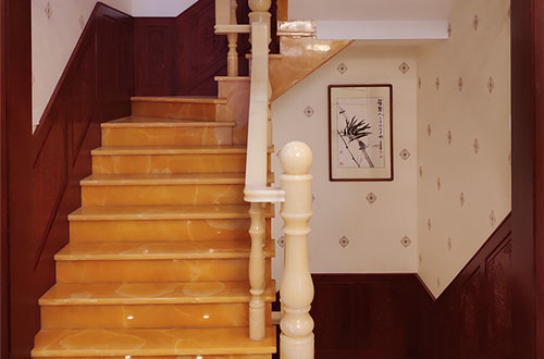 黑山中式别墅室内汉白玉石楼梯的定制安装装饰效果