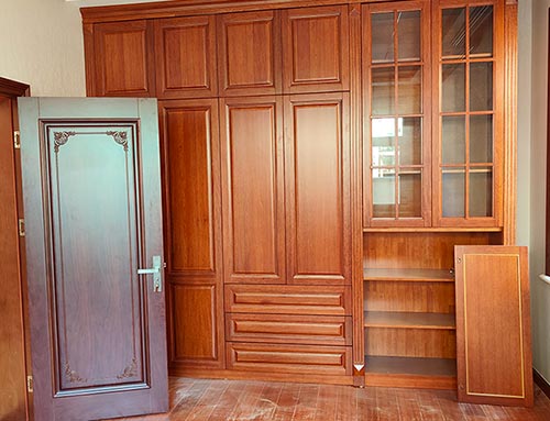 黑山中式家庭装修里定制的实木衣柜效果图
